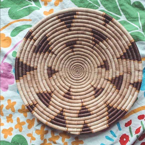 Wall basket coiled, flaw shown - Picture 2 of 4